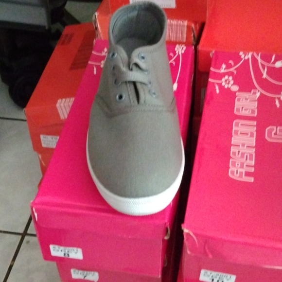 Grey on white shoes - Picture 2 of 2